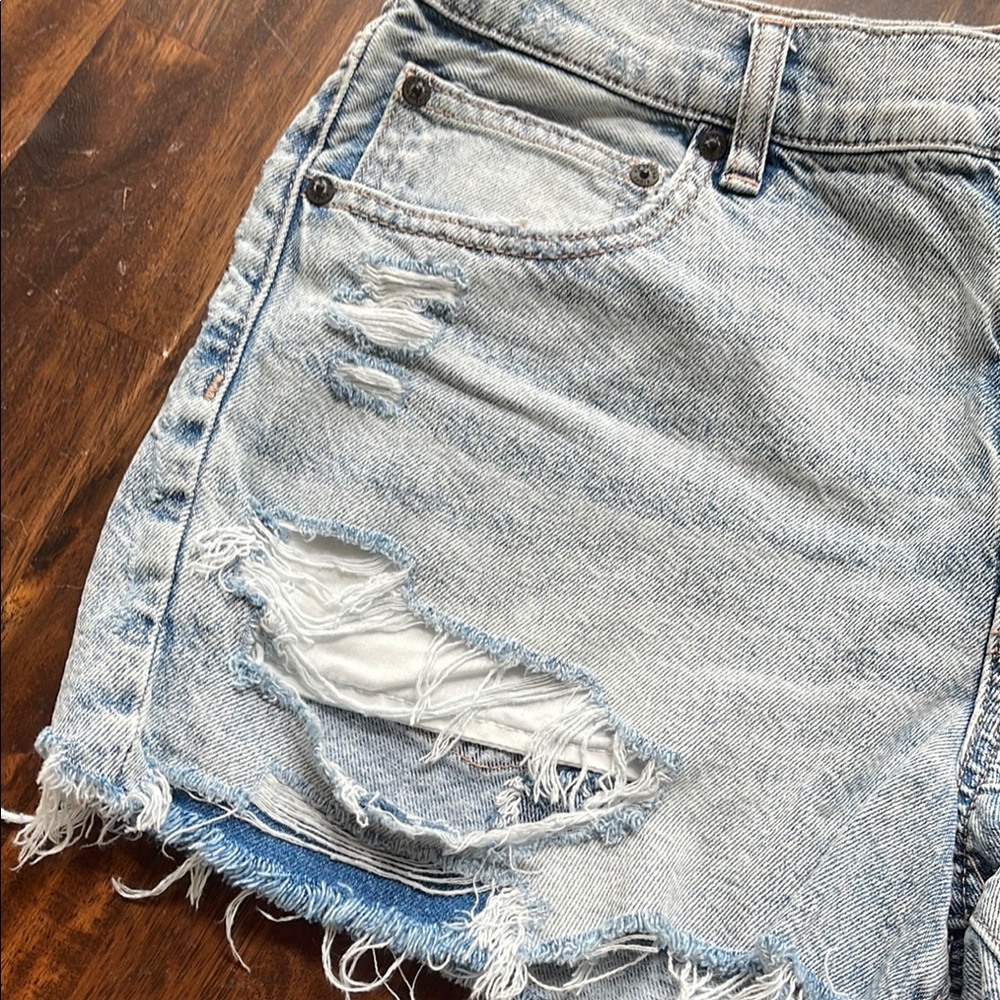 American Eagle Women's Light Blue Distressed 90s Boyfriend Denim Jean Shorts Siz - Picture 4 of 9